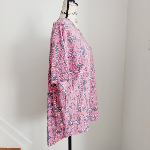 NWT LulaRoe Irma Aztec Geometric Tunic Top Short Sleeve XS - Picture 3 of 7